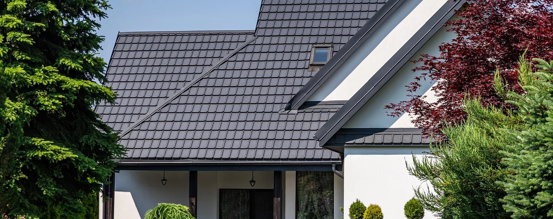 Rodinný dom s antracitovou plechovou škridlou LIWIA PRO od Regametu