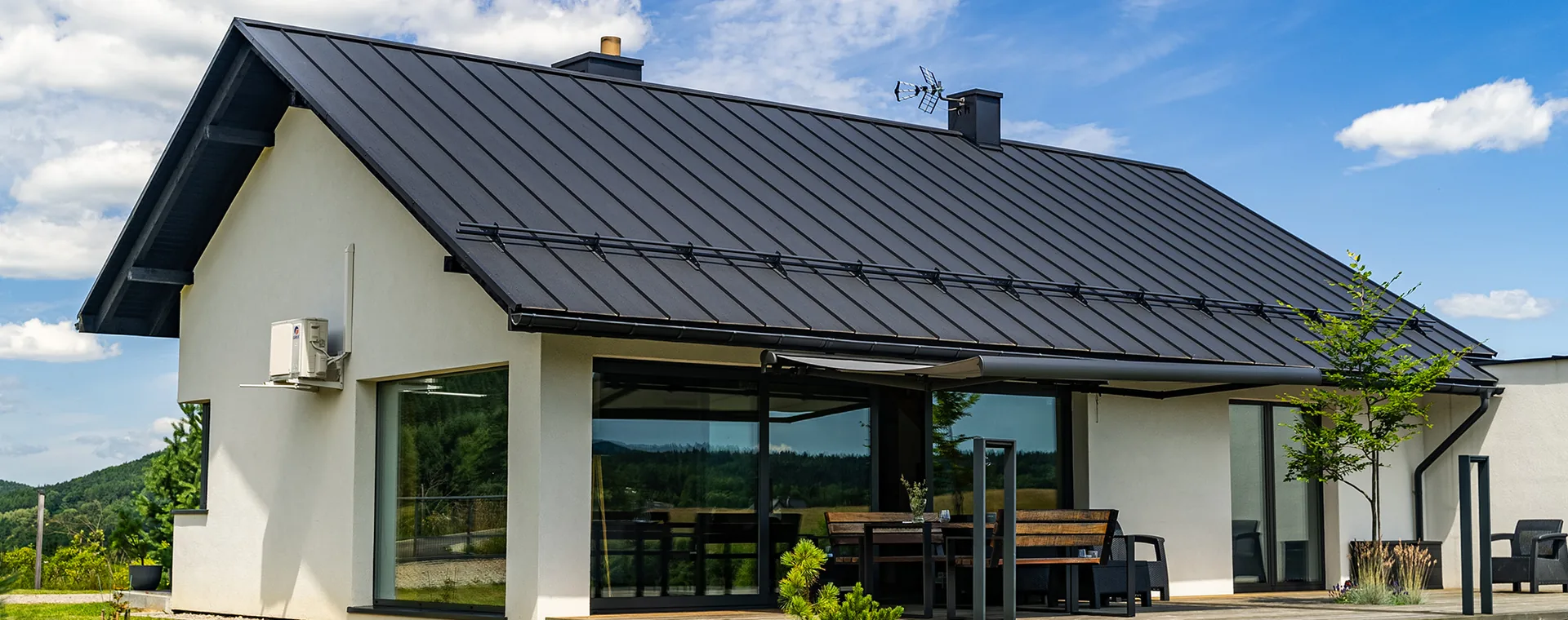 Čierna falcovaná strecha z panelov OSKAR na modernom bungalove