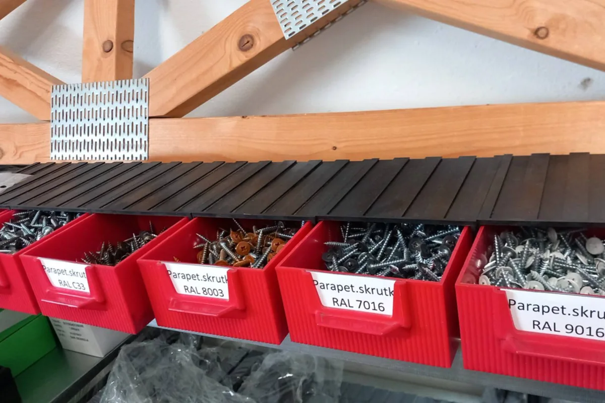 Zásuvky so spojovacím materiálom rozdelené podľa odtieňov RAL v sklade